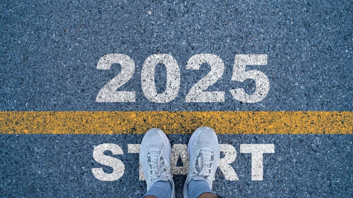 Runner standing at the starting point with 2025 year for starting in new year 2025 to achieve business planing and success concept.